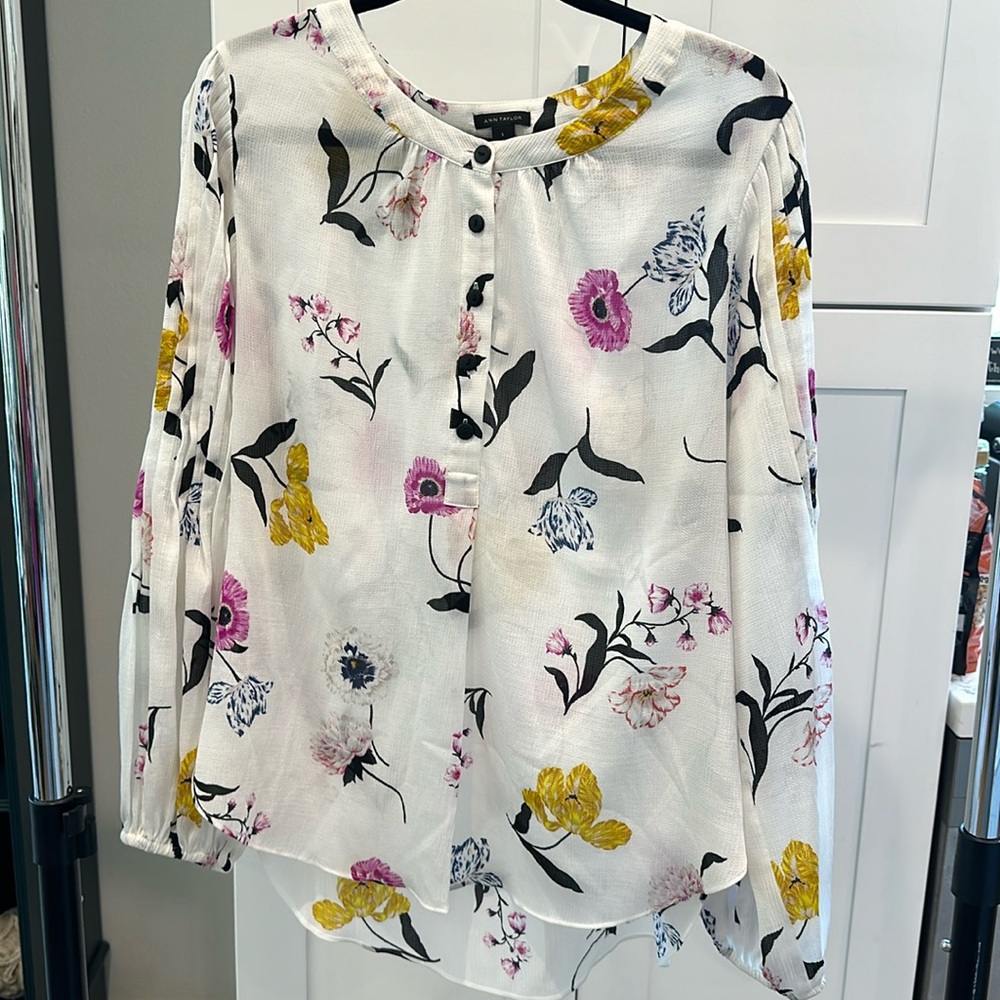 Like new Large Ann Taylor ivory sheer long sleeve blouse. 98% poly 2% spandex